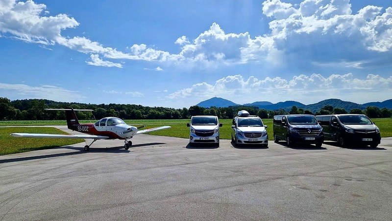Самолёт и четыре микроавтобуса TourSlo в ряд на перроне аэродрома