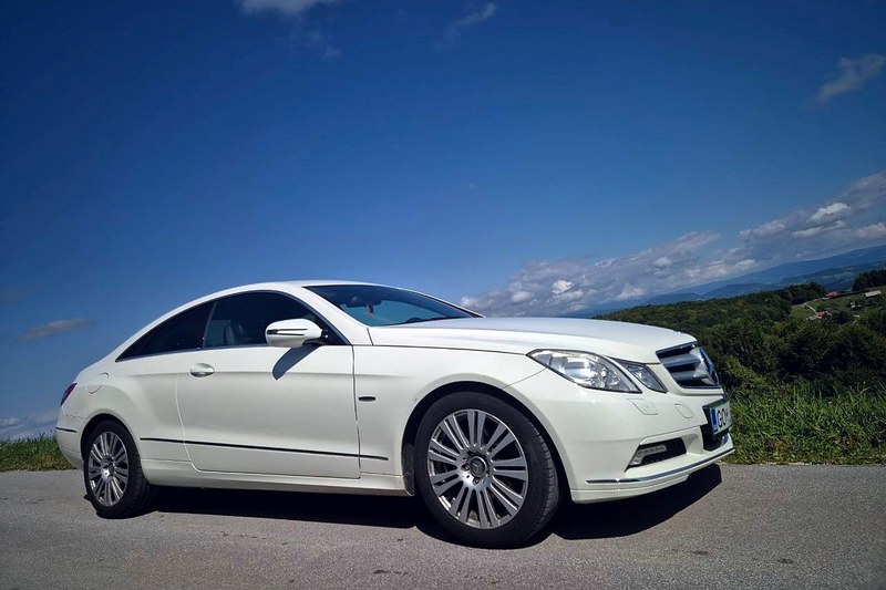 Mercedes-Benz E-Class купе, белый, вид спереди и сбоку