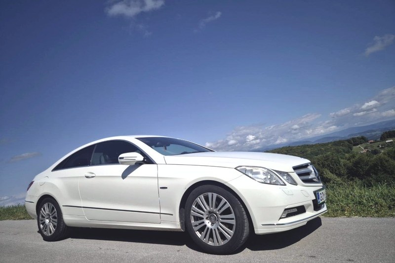 Белый Mercedes E-Class купе TourSlo спереди