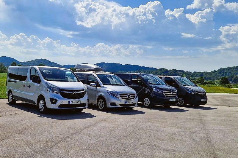 Четыре микроавтобуса TourSlo в ряд: Opel Vivaro, Mercedes V-Class, Renault Trafic, Opel Vivaro