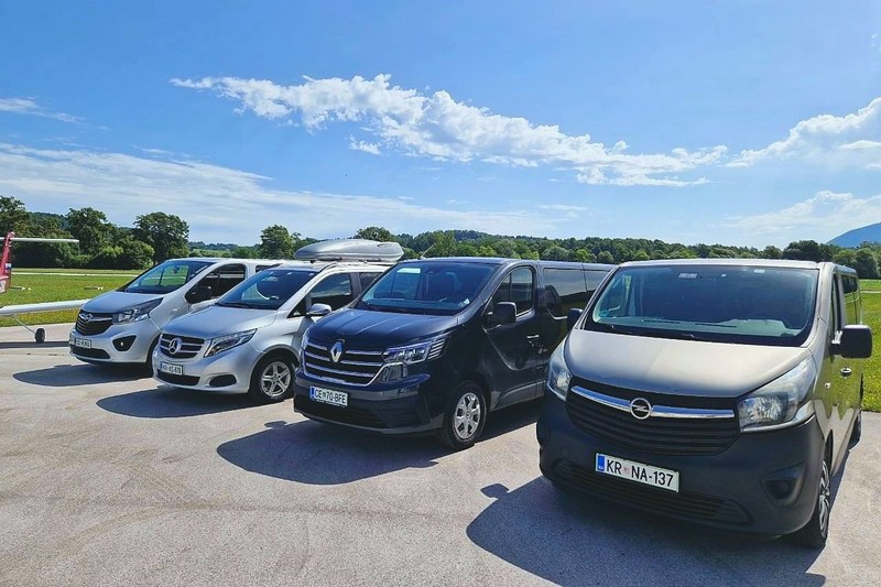 Четыре микроавтобуса TourSlo в ряд под углом, ближе всего Opel Vivaro