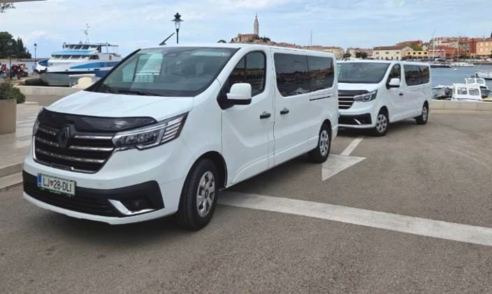 Белый Renault Trafic TourSlo в порту Ровиня