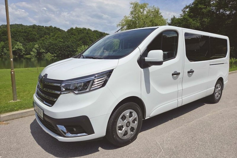 Новый белый Renault Trafic TourSlo у озера