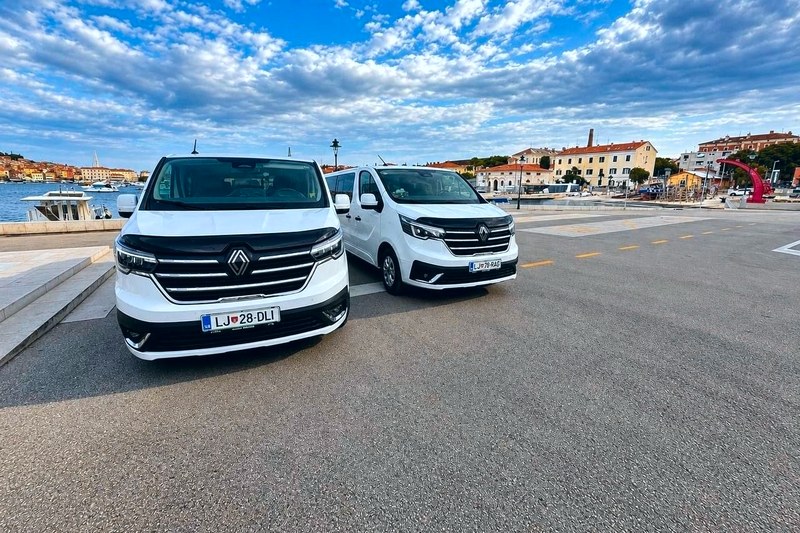 Два новых белых Renault Trafic TourSlo на набережной Ровиня