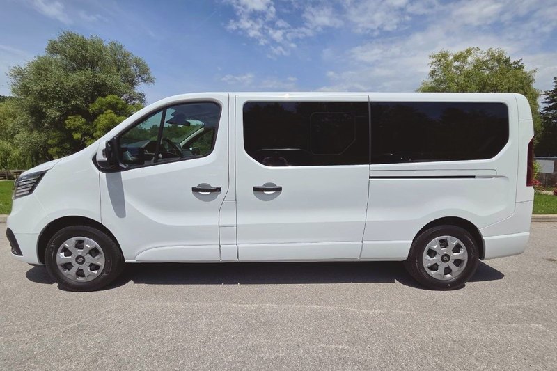 Новый Renault Trafic TourSlo сбоку