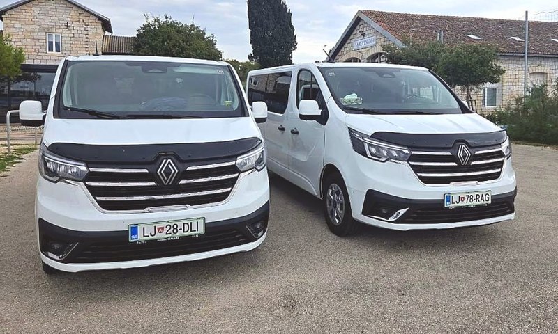 Два белых Renault Trafic TourSlo спереди