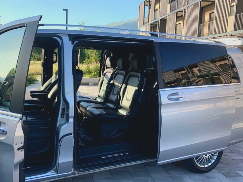 Mercedes V-Class z odprtimi drsnimi vrati: vidni so sedeži v notranjosti