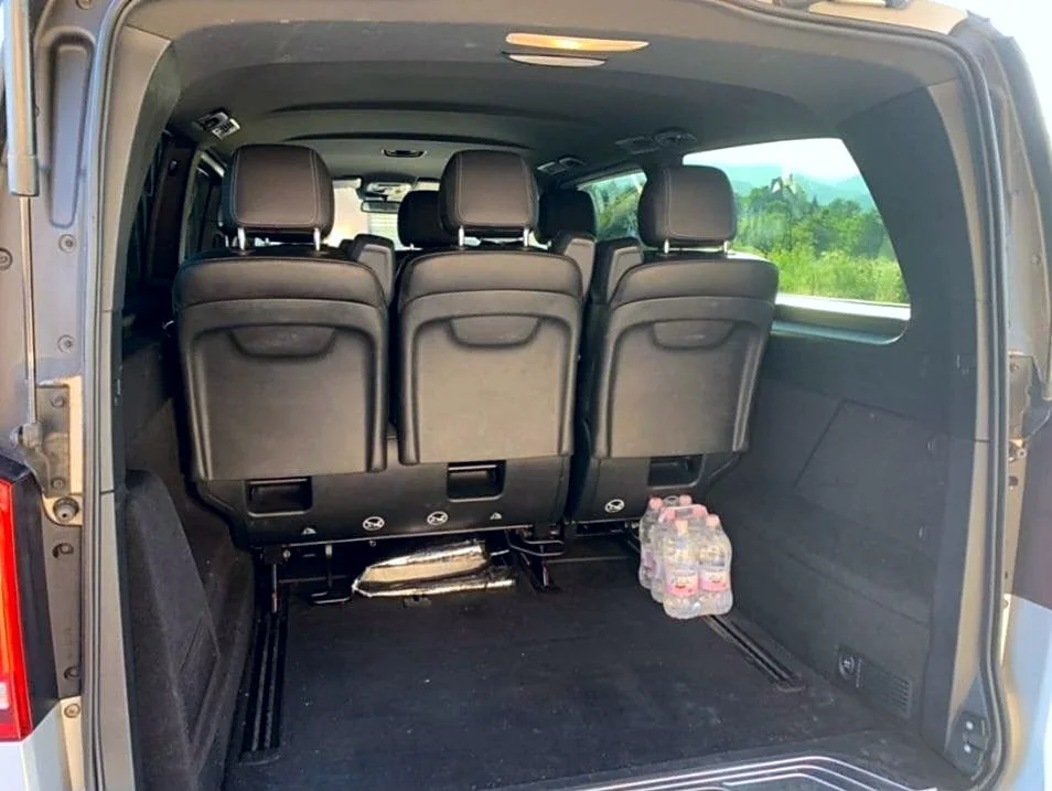 Салон Mercedes V-Class со стороны багажника